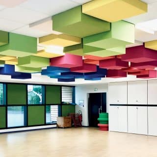 Dalle acoustique faux plafond installée dans une salle polyvalente