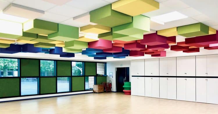 Dalle acoustique faux plafond installée dans une salle polyvalente